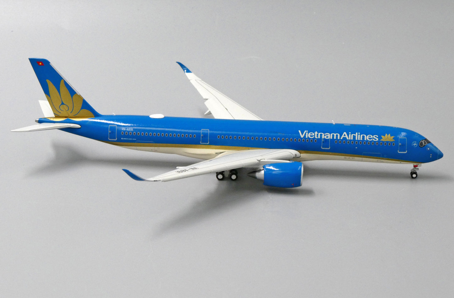 1:400 JC Wings Vietnam Airlines Airbus A350-900 "Flaps Down" VN-A891 LH4053A