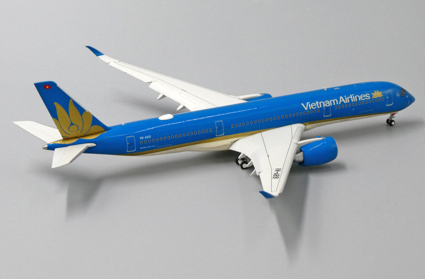 1:400 JC Wings Vietnam Airlines Airbus A350-900 "Flaps Down" VN-A891 LH4053A