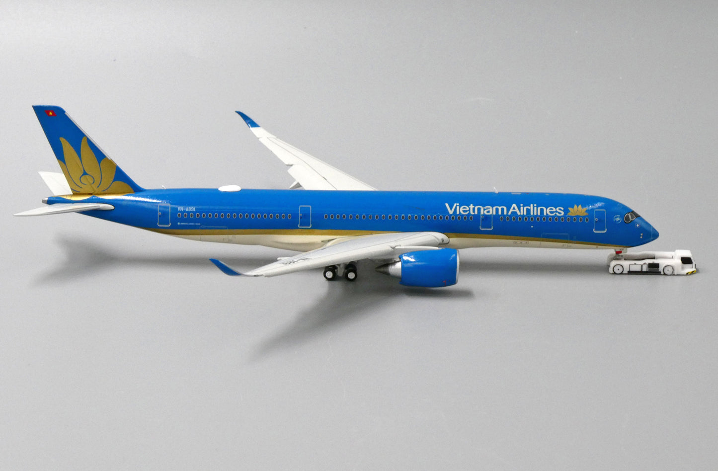 1:400 JC Wings Vietnam Airlines Airbus A350-900 "Flaps Down" VN-A891 LH4053A