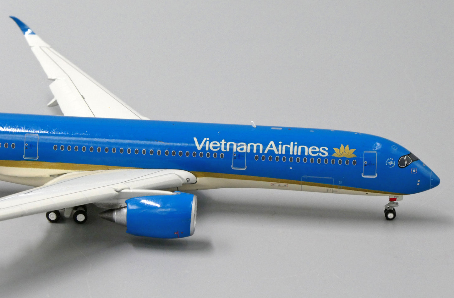 1:400 JC Wings Vietnam Airlines Airbus A350-900 "Flaps Down" VN-A891 LH4053A