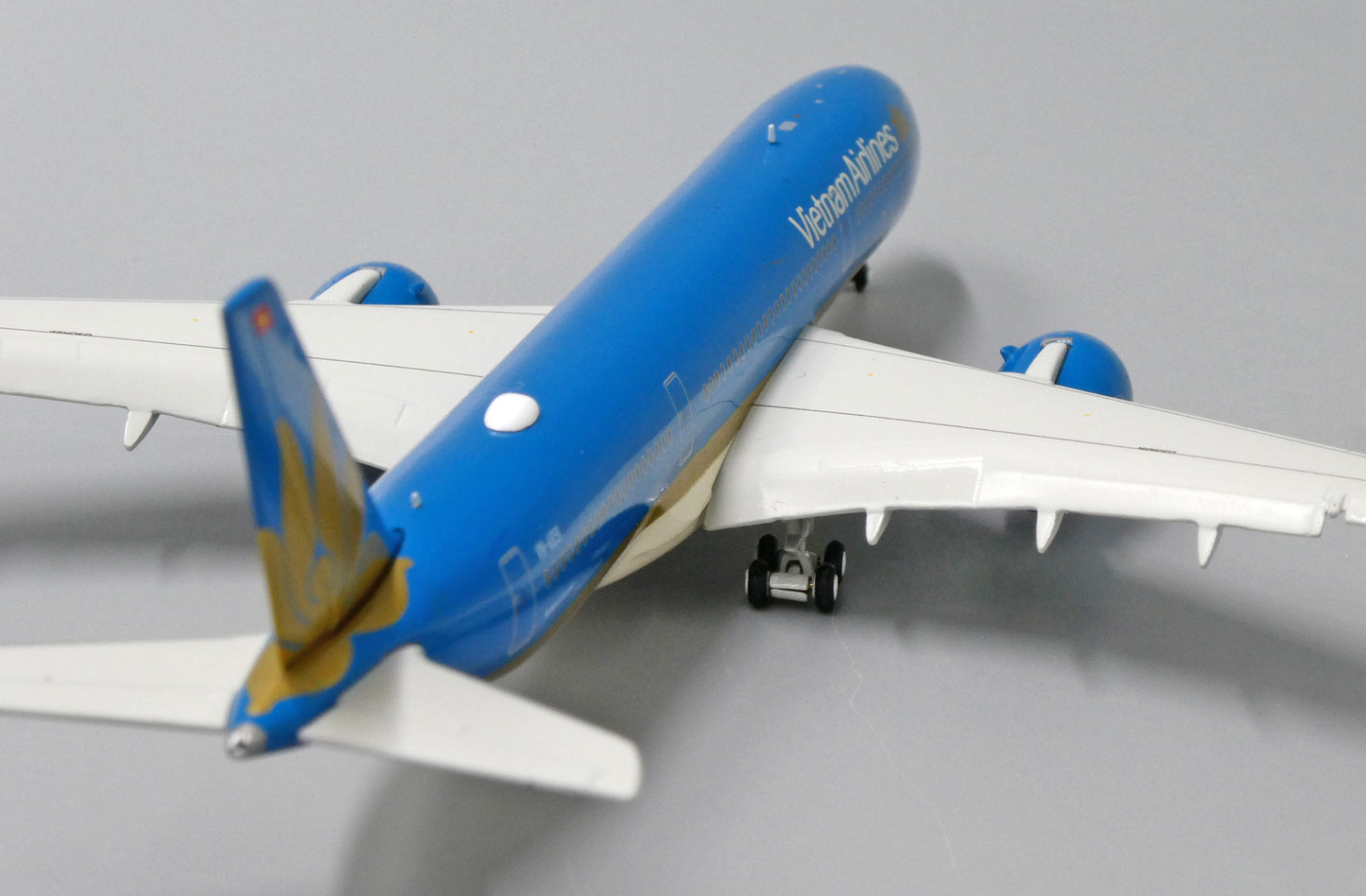 1:400 JC Wings Vietnam Airlines Airbus A350-900 "Flaps Down" VN-A891 LH4053A
