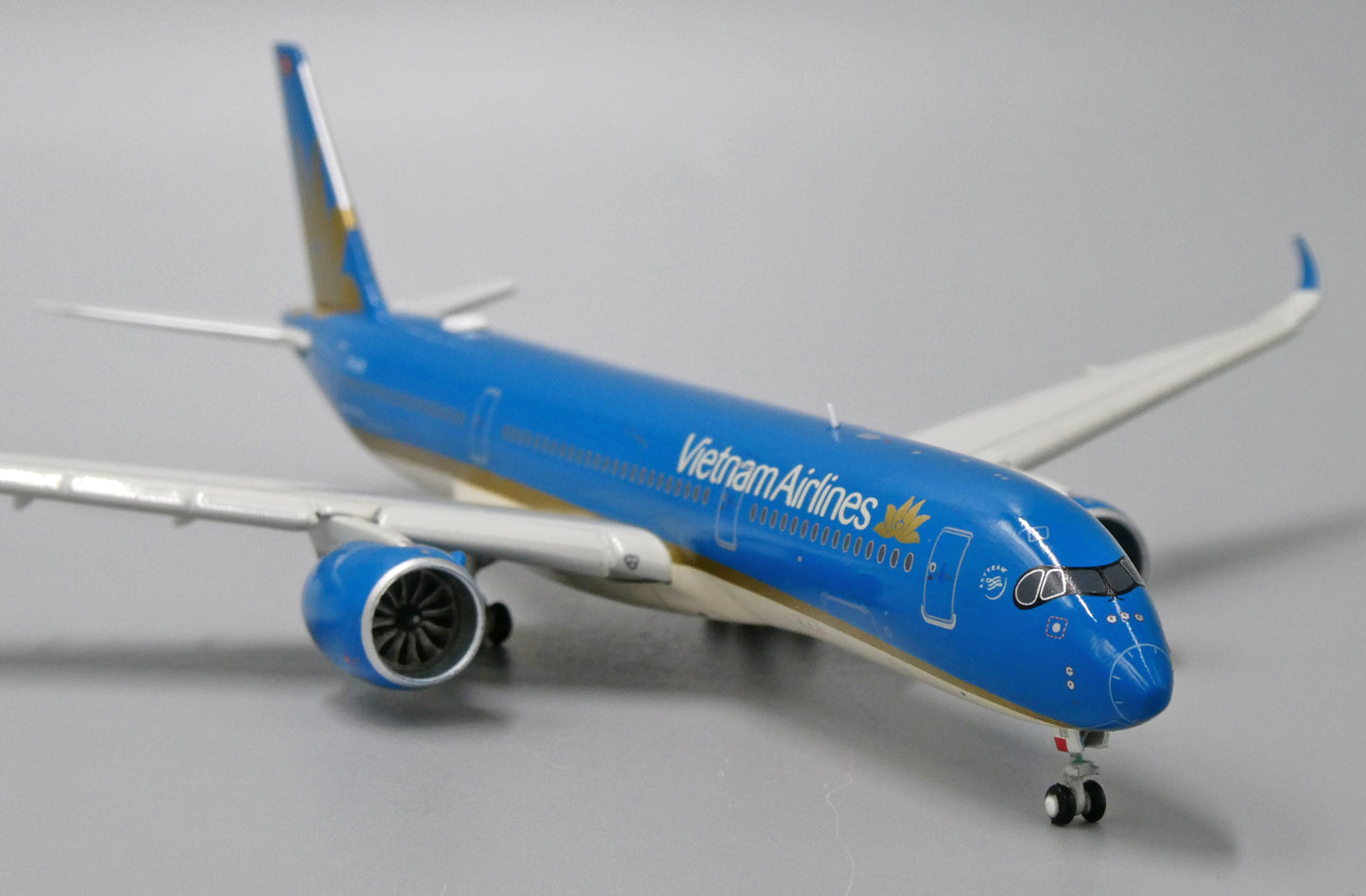 1:400 JC Wings Vietnam Airlines Airbus A350-900 "Flaps Down" VN-A891 LH4053A