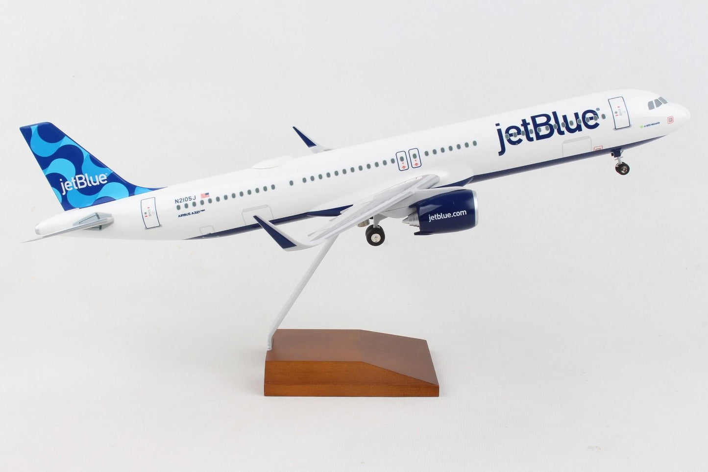 SKYMARKS JETBLUE A321NEO 1/100 RIBBON W/WOOD STAND & GEAR