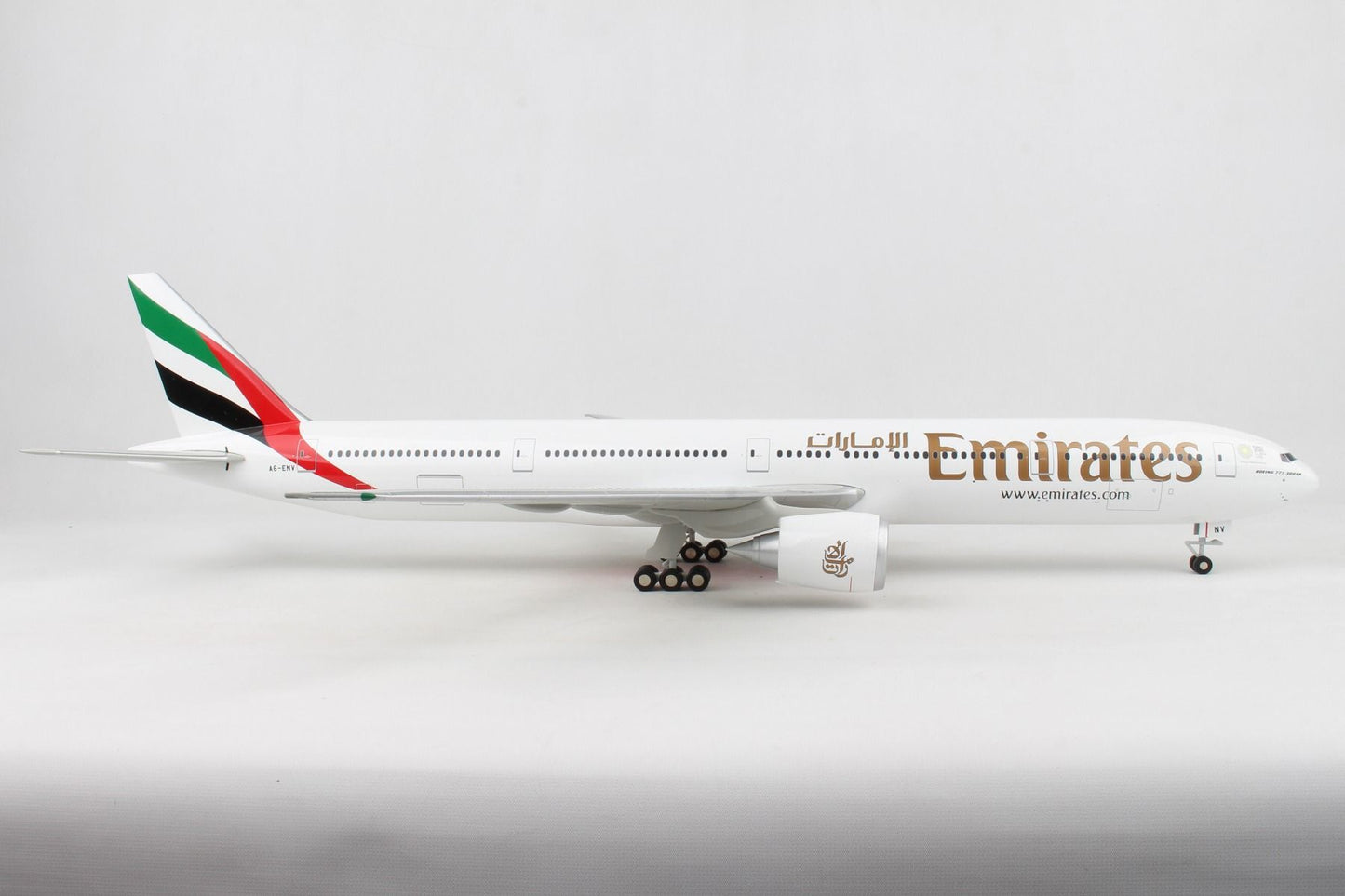 SKYMARKS EMIRATES 777-300ER EXPO 1/100 W/WOOD STAND & GEAR
