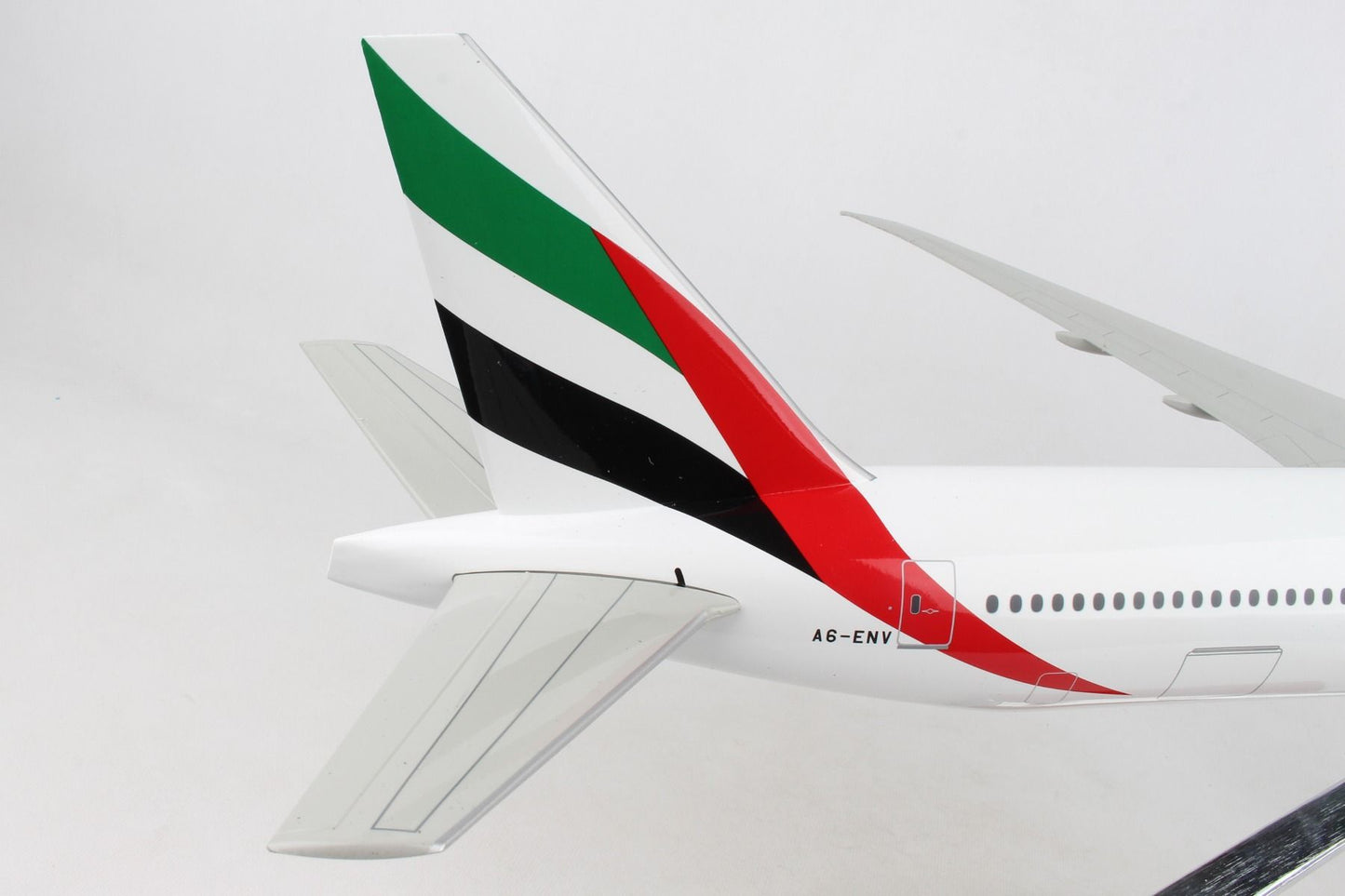 SKYMARKS EMIRATES 777-300ER EXPO 1/100 W/WOOD STAND & GEAR