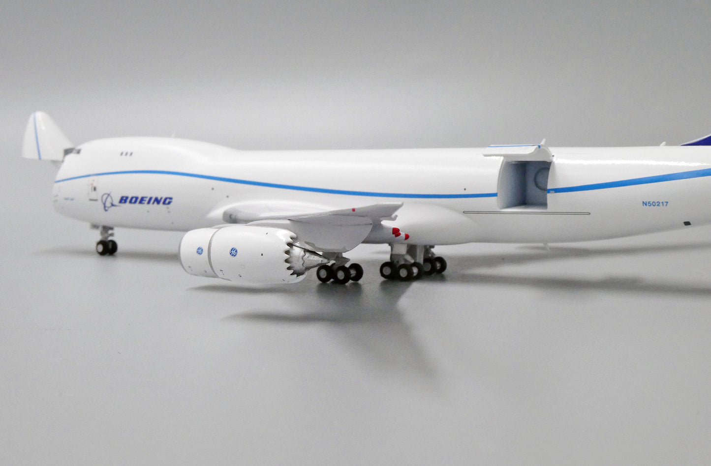 1:400 JC Wings Boeing Company 747-8F "Interactive Series" N50217 LH4169C