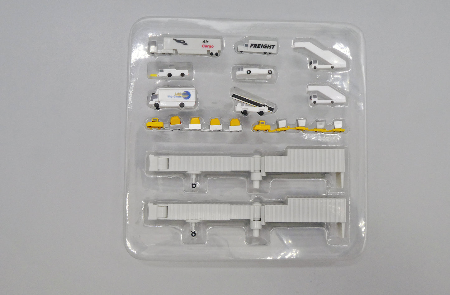 1:400 JC Wings Airport Accessories 20pcs Ground Service Equipment Set JCGSESETA