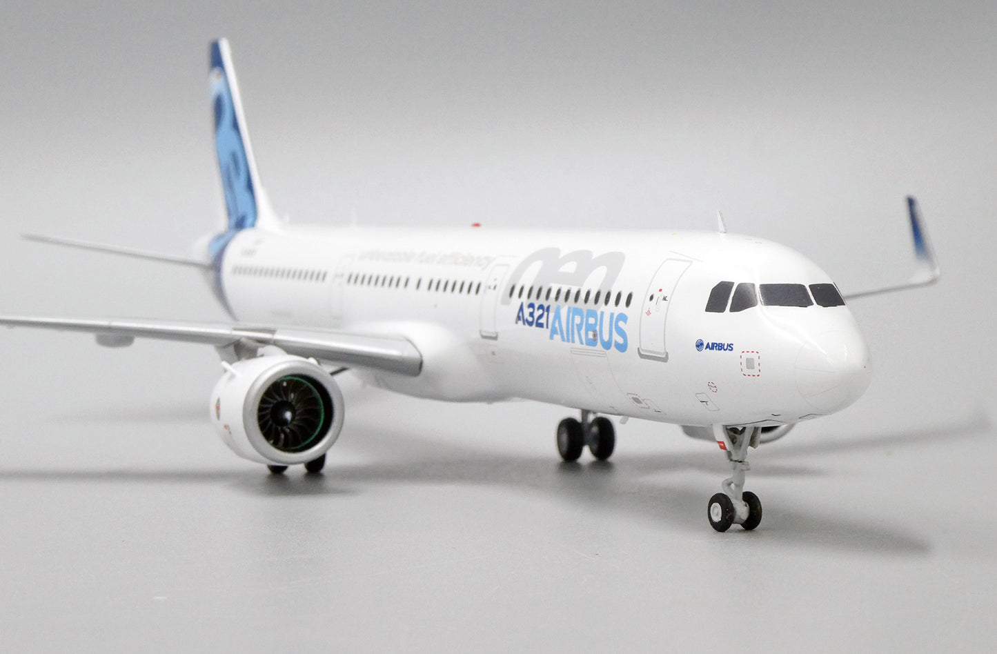 1:200 JC Wings Airbus Industries A321neo D-AVXA LH2215 w/ Stand