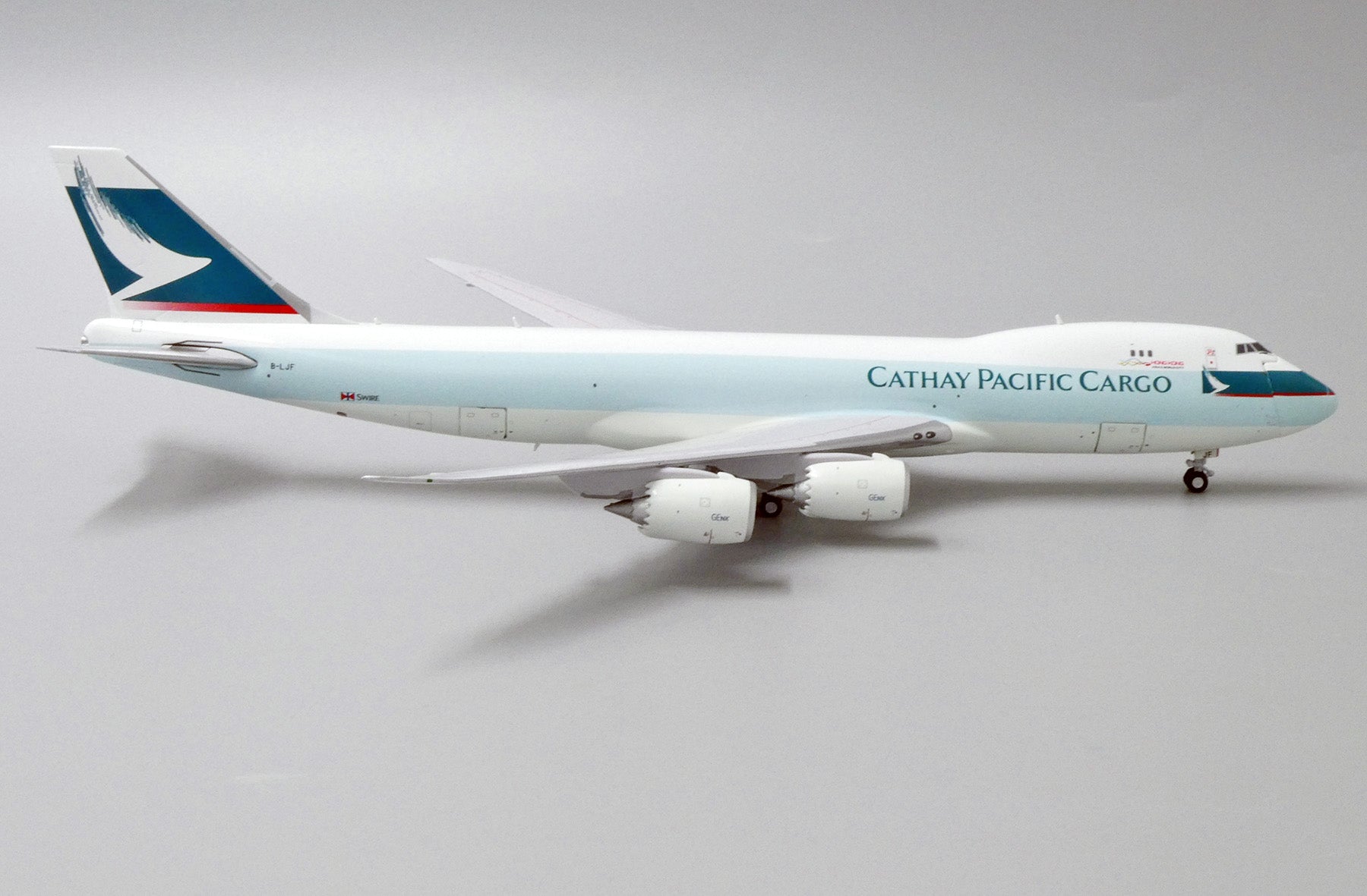 【ギフ_包装】 1:400 JC Wings Cathay Pacific Cargo 747-8F B-LJF 民間航空機