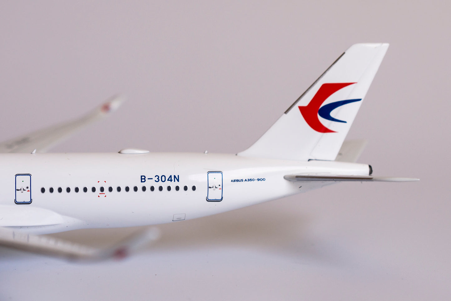 1:400 NG Models China Eastern Airbus A350-900 B-304N 39021