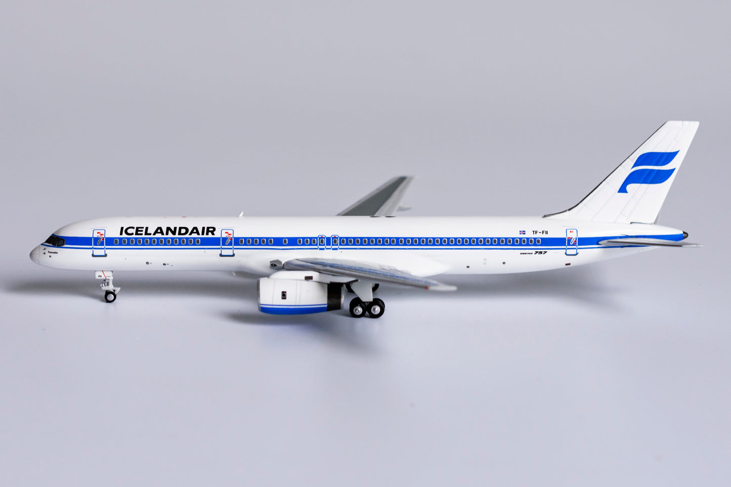 1:400 NG Models Icelandair Boeing 757-200 "1990s Colors" TF-FII NG53177