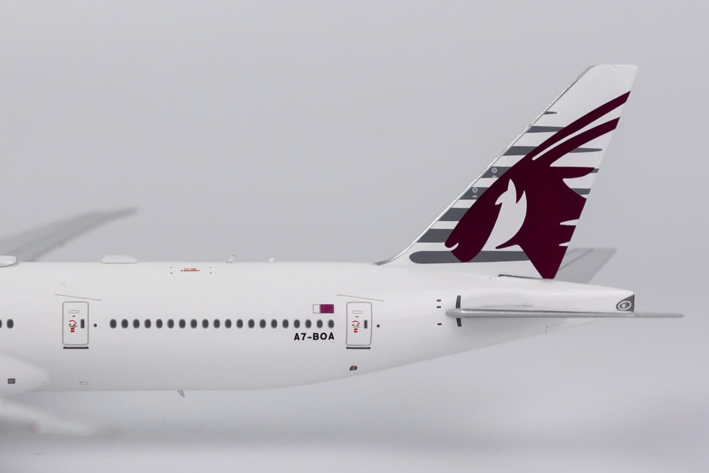 1:400 NG Models Qatar Airways Boeing 777-300ER "White Livery" A7-BOA 73011