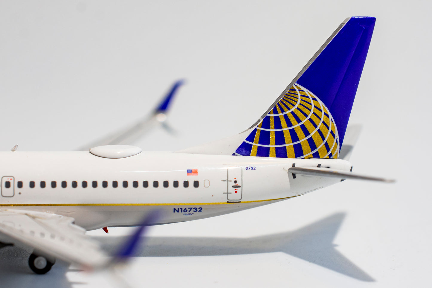 1:400 NG Models United Airlines Boeing 737-700 "Co-merger, Split Scimitars" N16732 77001