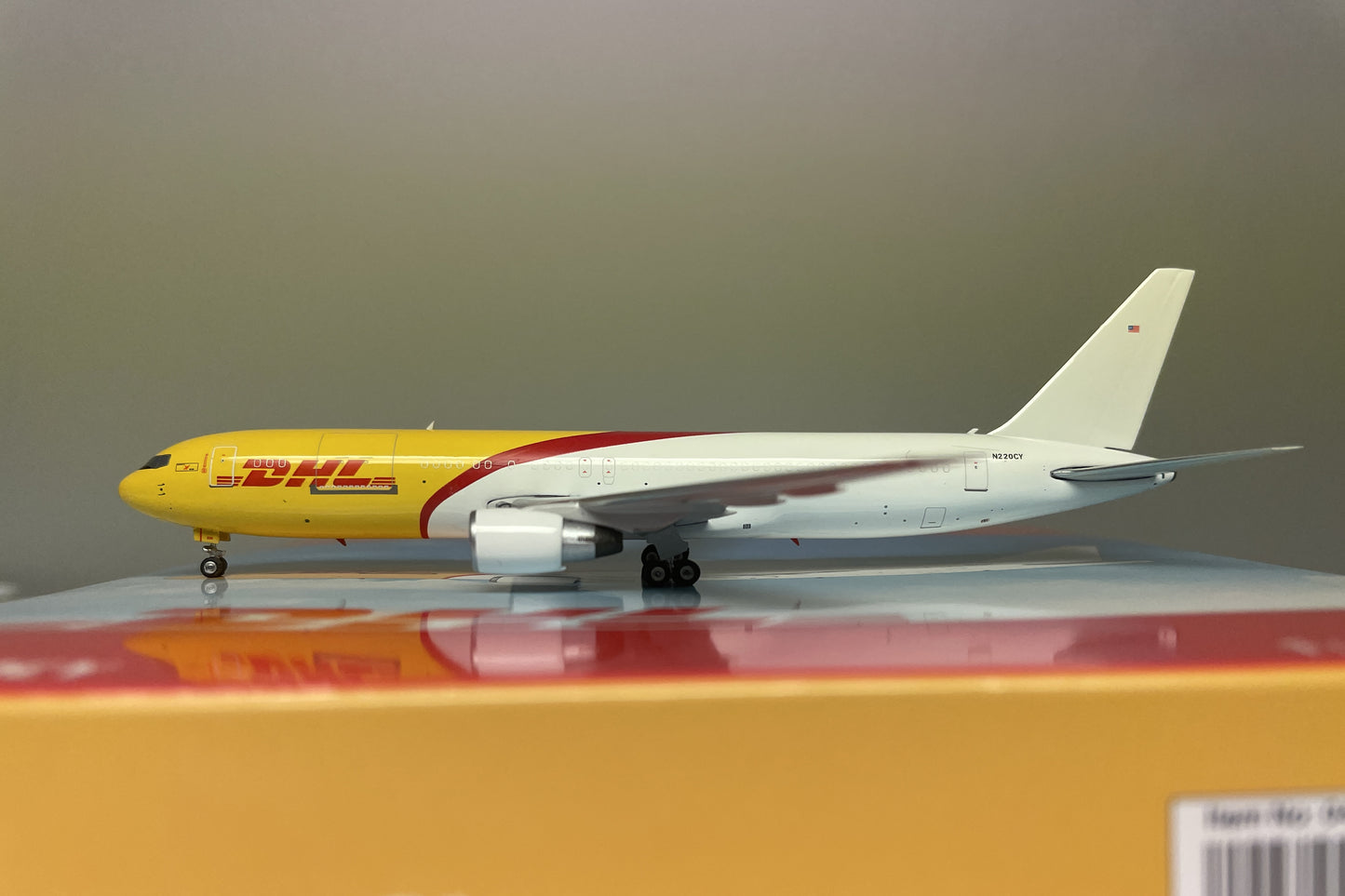 1:400 Phoenix Models DHL Airlines Boeing 767-300F N220CY PH2182