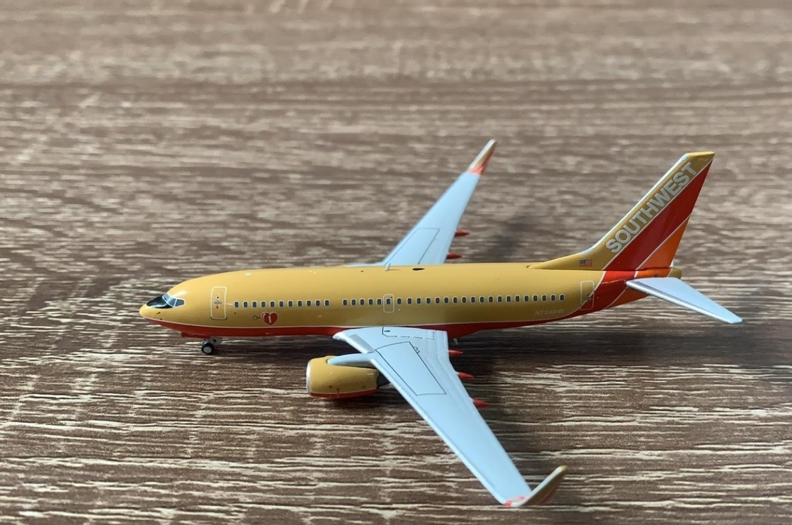 1:400 Panda Models Southwest Airlines Boeing 737-700 "Desert Gold Livery" N724SW PW0004