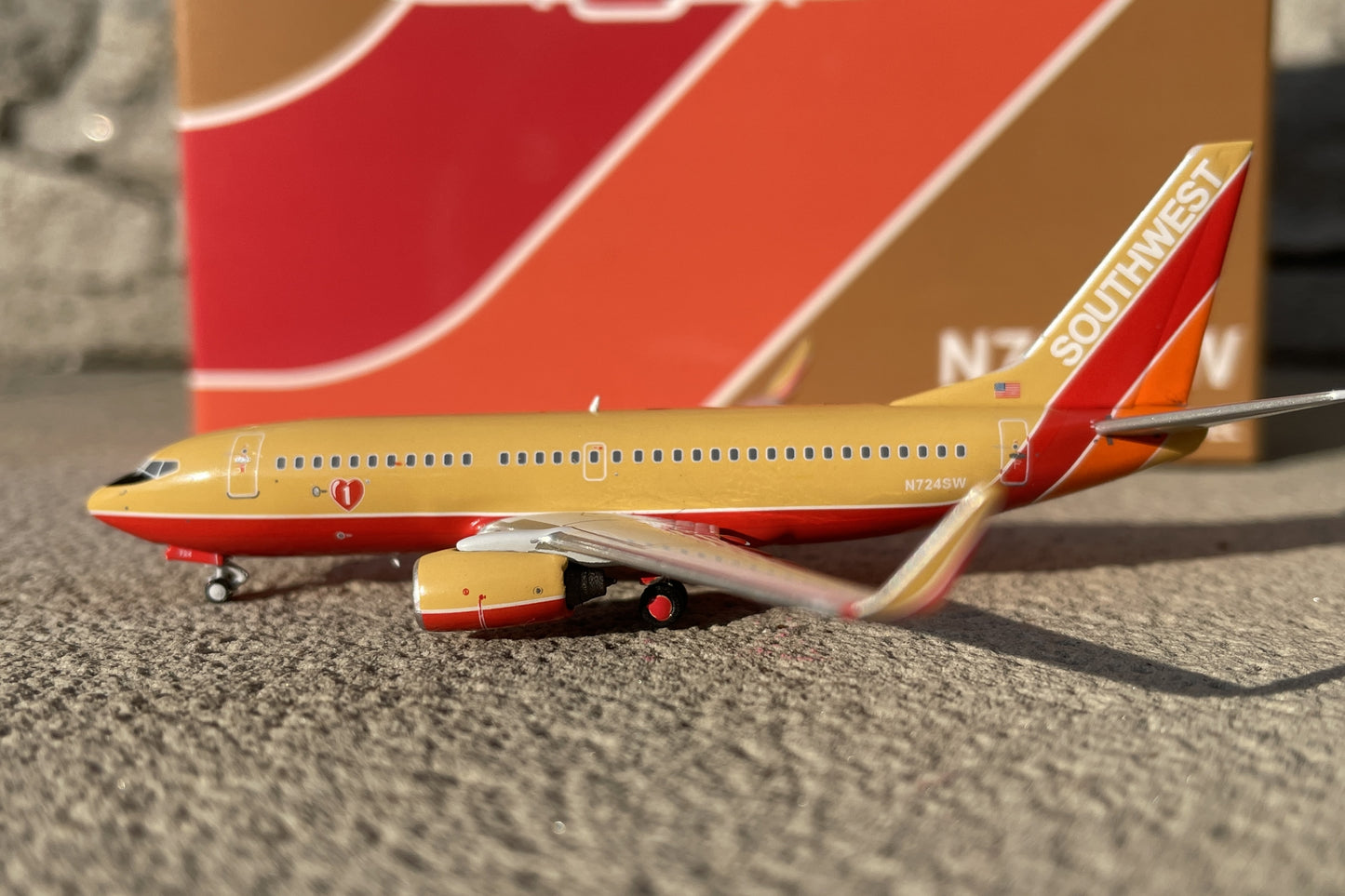 1:400 Panda Models Southwest Airlines Boeing 737-700 "Desert Gold Livery" N724SW PW0004