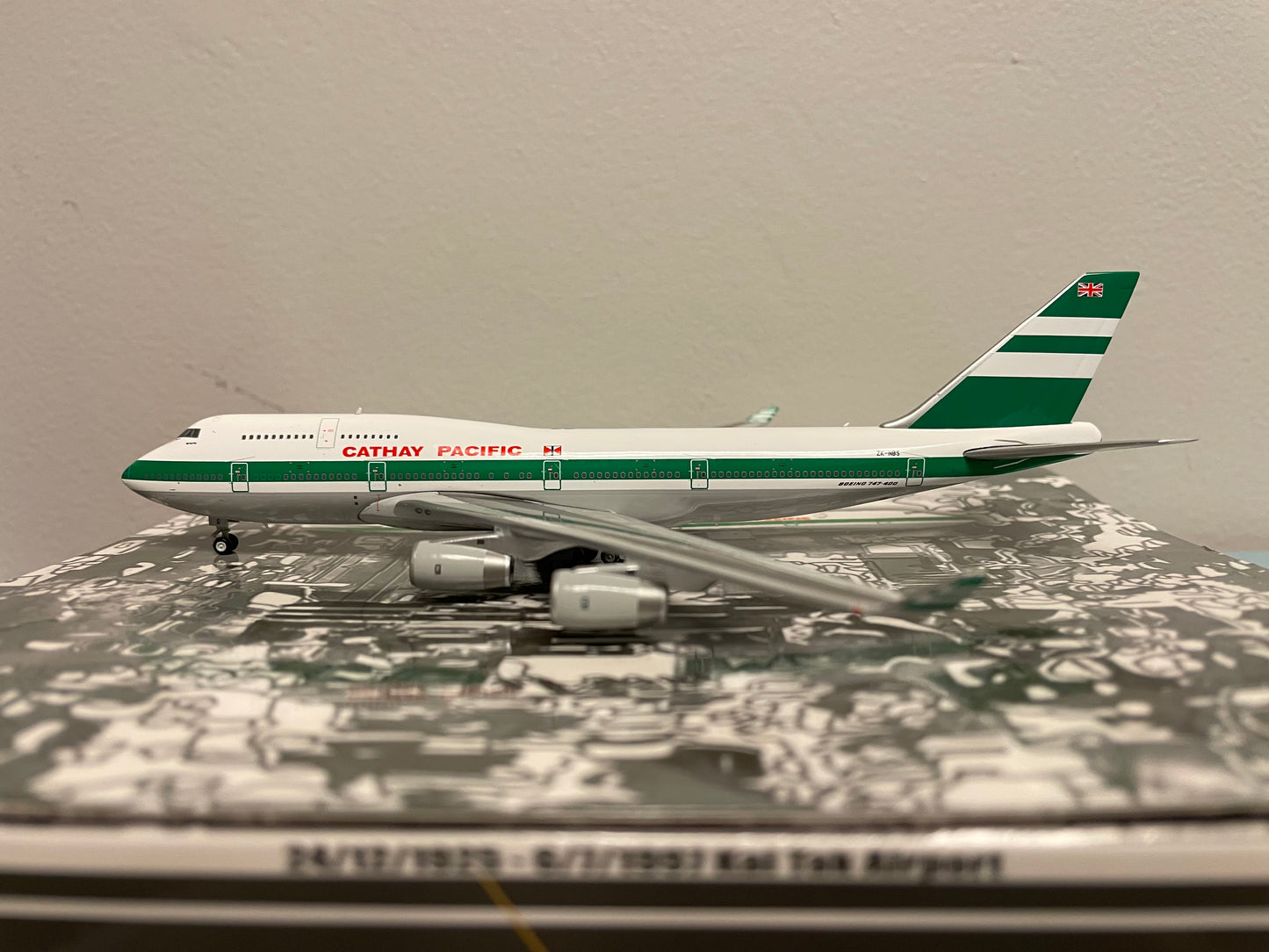 1:400 Kai Tak Wings/JC Wings Cathay Pacific Boeing 747-400 "OLD COLORS" ZK-NBS KTW4744001